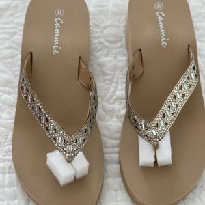 NIB neutral color flip flop bling sandals by CAMMIE. Size 8. Gold blingy straps